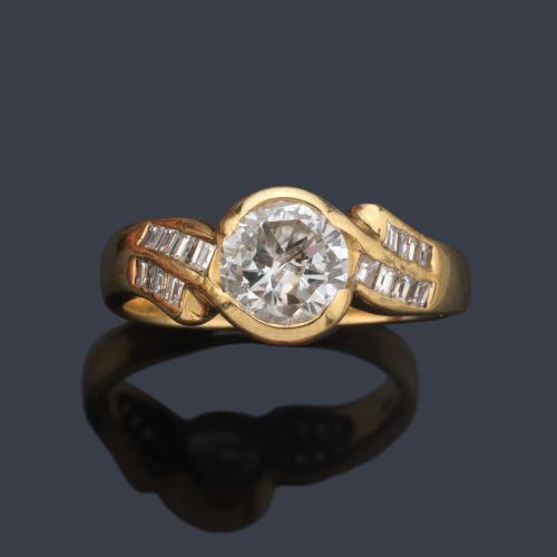  Solitario con diamante talla oval de aprox. 1,60 ct con banda de diamantes talla baguette.