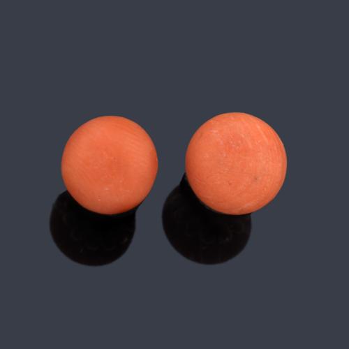 Pendientes cortos con dos corales tipo botón en montura de oro amarillo de 18K.