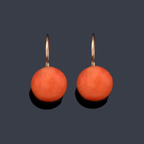 Pendientes cortos con dos botones realizados en coral en montura de oro amarillo de 18K.