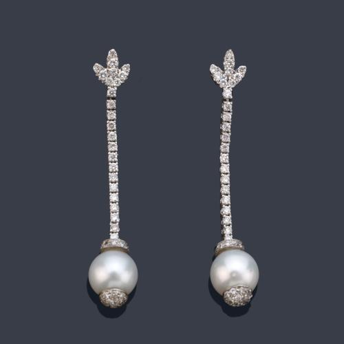  Pendientes largos con hilera de brillantes de aprox. 0,90 ct y remate de perla de aprox. 9,00 - 9,50 mm.