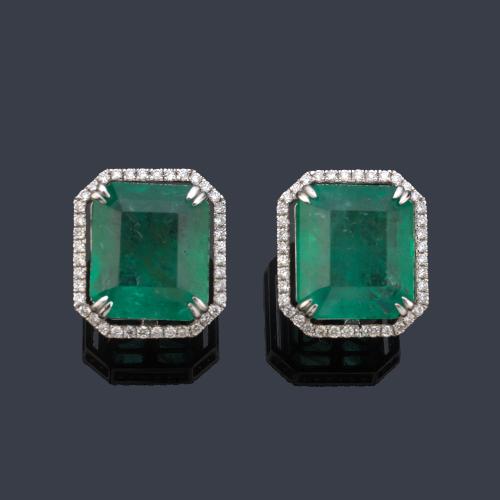  Pendientes cortos con dos esmeraldas de aprox. 20,15 ct con orla de brillantes de aprox. 0,73 ct en total.