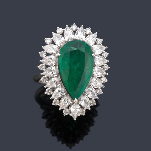  Anillo con esmeralda talla perilla de aprox. 4,13 ct con doble orla de diamantes talla perilla y brillante de aprox. 2,12 ct en total.