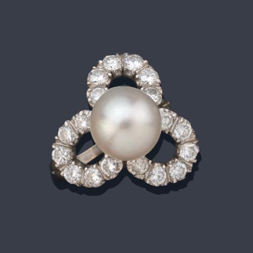  Anillo con perla central de aprox. 10,74 mm y tres motivos circulares con brillantes de aprox. 1,80 ct en total.