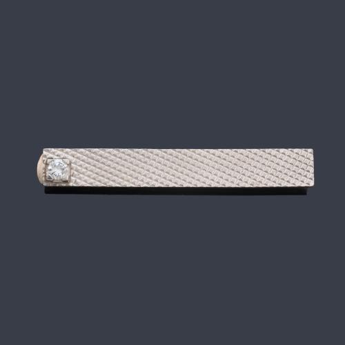 Pasador de corbata con decoración en punta de diamante y brillante.