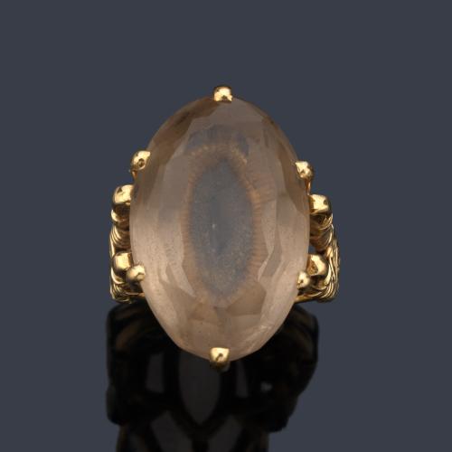 Anillo años '70 con cuarzo citrino talla marquís en montura de oro amarillo de 18K.