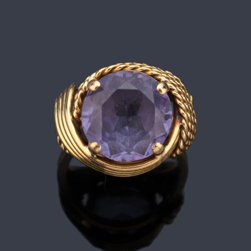  Anillo años '70 con amatista talla redonda en montura de oro amarillo de 18K con decoración de cordoncillo.