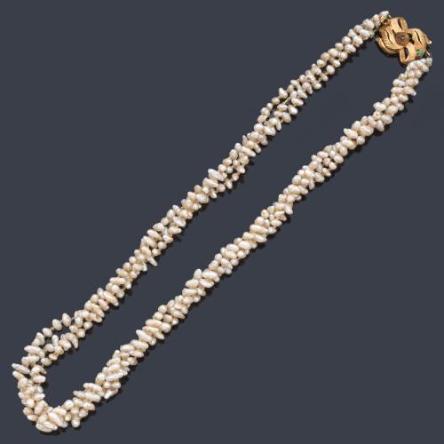 Collar con tres hilos de perlas de rio entrelazados con cierre vegetal en montura de oro amarillo de 18K (falta piedra central).