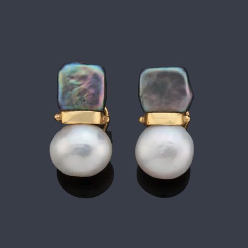 Pendientes cortos con pareja de perlas de rio y madreperla en montura de oro amarillo de 18K.