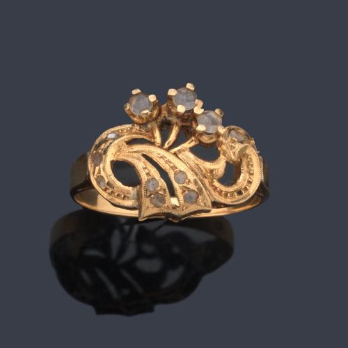  Anillo con diseño calado y diamantes talla rosa, en montura de oro amarillo de 18K. Años '30.