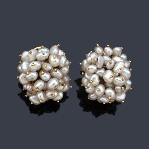 Pendientes cortos con cuajado de perlas de rio en montura de oro amarillo de 18K.