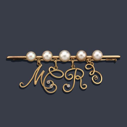 Broche - barrita con cinco perlas en banda con cuatro letras colgantes.