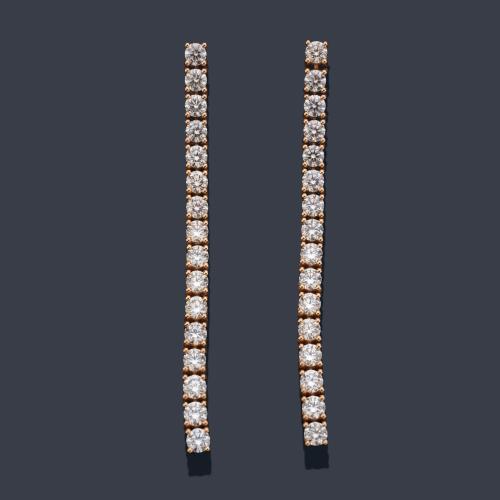  Pendientes largos con diseño de hilera con brillantes de aprox. 7,23 ct en total.