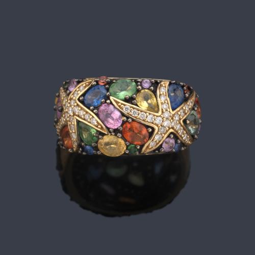 Anillo con frente de gemas de color y brillantes con dos motivos de estrellas de mar, sobre montura de oro amarillo de 14K.