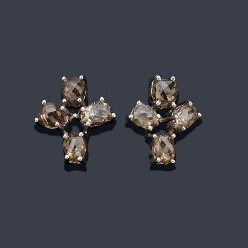  Pendientes cortos con diamantes talla holandesa doble 'fancy brown' en montura de oro blanco de 18K.