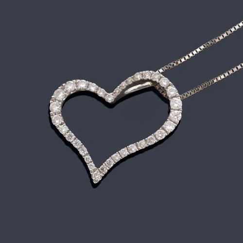  Cadena con motivo colgante en forma de corazón con brillantes, en montura de oro blanco de 18K.