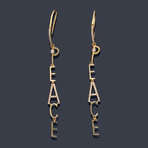  Pendientes largos con la palabra 'peace' con brillantes de aprox. 0,25 ct en total.