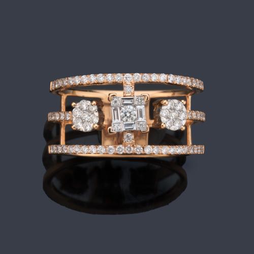  Anillo con diamantes talla brillantes y baguette de aprox. 0,56 ct en total, en montura de oro rosa de 18K.