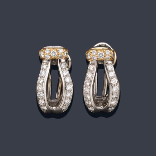  Pendientes con dos bandas onduladas con brillantes de aprox. 0,95 ct en total.