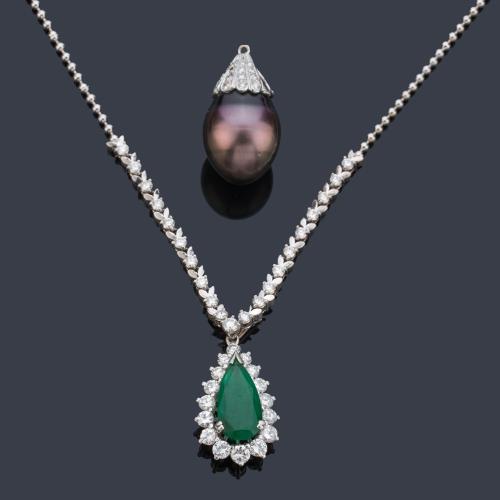  Collar con centro de brillantes de aprox. 1,20 ct con dos colgantes intercambiables con perla Tahití de aprox. 15,97 mm y copete de brillantes de aprox. 0,35 ct, y colgante con una esmeralda talla perilla de aprox. 5,00 ct y orla de brillantes de aprox. 1