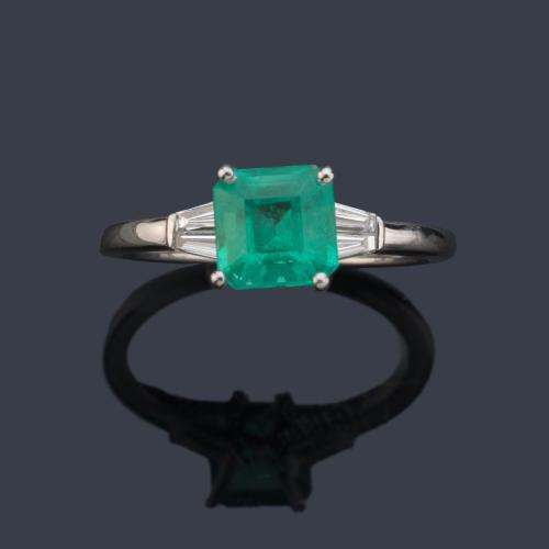  Anillo con esmeralda Colombiana de aprox. 1,16 ct con diamantes talla trapecio de aprox. 0,28 ct en total.