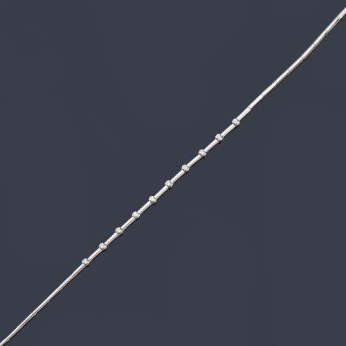  Collar con frente de brillantes de aprox. 0,47 ct engastados en chatón, realizado en oro blanco de 18K.