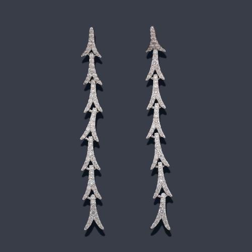  Pendientes largos con diseño de 'V' con brillantes de aprox. 0,83 ct en total.