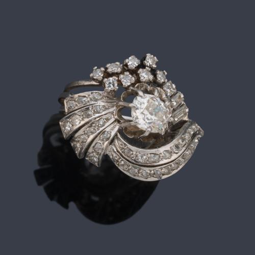 Anillo años '60 con diamante central talla 'old cut' de aprox. 0,90 ct con bandas curvadas de diamantes talla rosa y baguette de aprox. 0,55 ct en total.