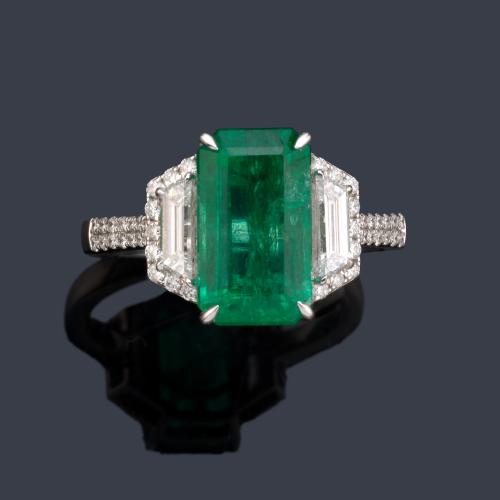  Anillo con esmeralda central de aprox. 3,48 ct con dos diamantes talla trapecio y brillante de aprox. 0,61 ct en total.