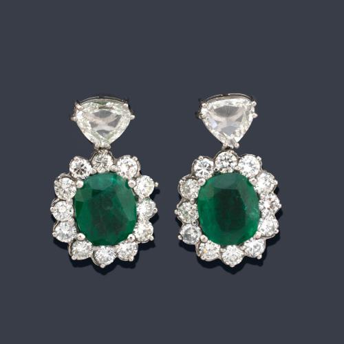  Pendientes largos con pareja de esmeraldas talla oval de aprox. 9,00 ct en total con orla de brillantes y dos diamantes talla fantasía de aprox. 2,60 ct en total.