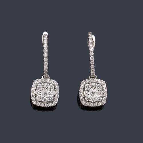  Pendientes largos con diamantes talla brillante de aprox. 0,70 ct en total.