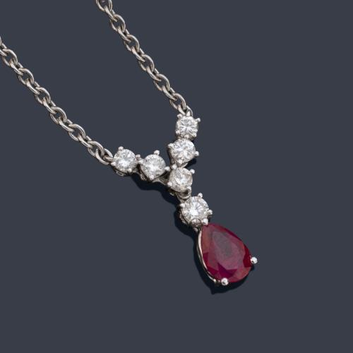  Colgante con rubí talla perilla de aprox. 0,40 ct y copete superior con hilera de brillantes de aprox. 0,30 ct en total.