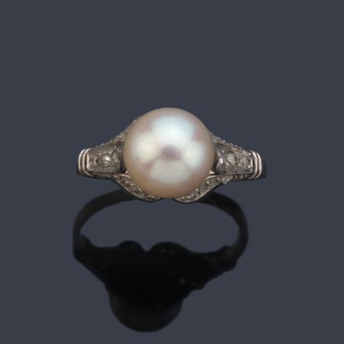  Anillo con perla central de aprox. 8, 00 mm con diamantes talla rosa en ambos lados.