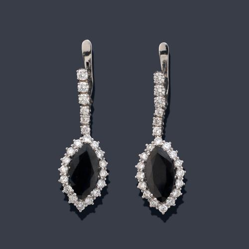 Pendientes largos con dos zafiros talla marquís de aprox. 5,00 ct cada uno, con orla de brillantes de aprox. 2,70 ct en total.