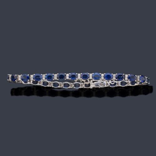  Pulsera rivière con zafiros talla oval de aprox. 8,80 ct en total intercalado con brillantitos de aprox. 0,45 ct en total.
