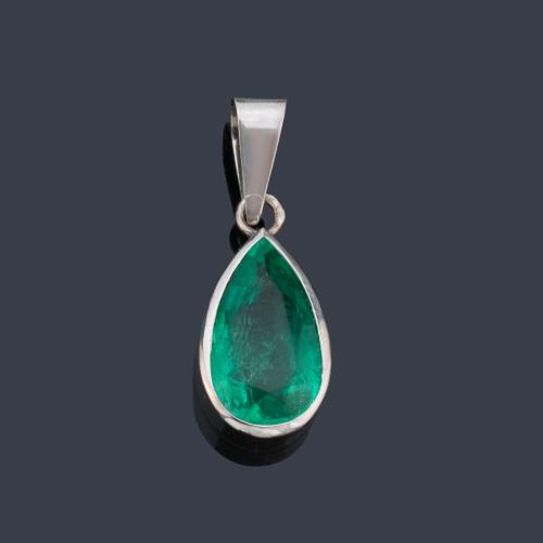  Colgante con esmeralda talla perilla de 3,75 ct en montura de oro blanco de 18K.