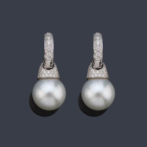  Pendientes largos con pareja de perlas australianas de aprox. 12,03 mm y 12,01 mm y aro superior con brillantes.