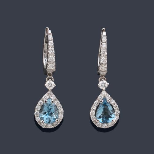  Pendientes largos con pareja de aguamarinas talla perilla con orla de brillantes de aprox. 0,57 ct en total.