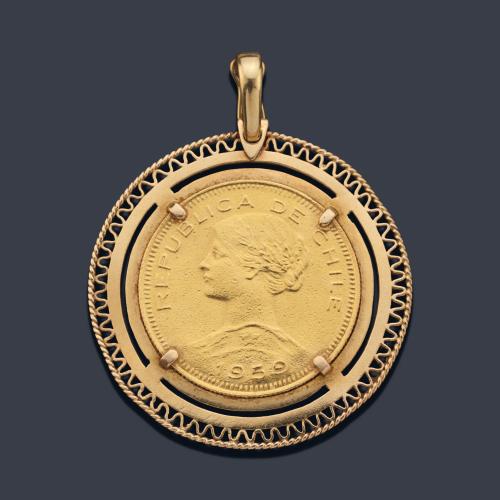 Moneda República de Chile de 100 pesos en oro de 22 K con marco en oro de 18 K.