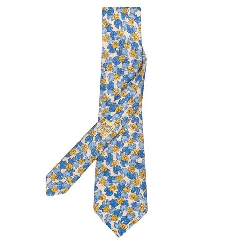 Corbata Hermés, motivos de flores en azul y blanco.