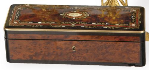 Caja para guantes Napoleón III,  en raíz de Tuya con profusa marquetería de latón, nácar y palo de rosa, Francia h. 1870