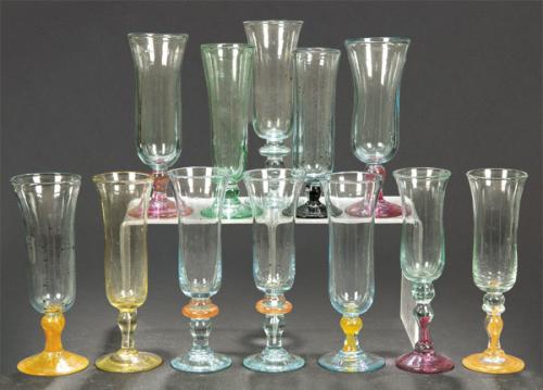 Doce copas de cristal mallorquín de Gordiola con depóstio transparente y pie de distintos colores