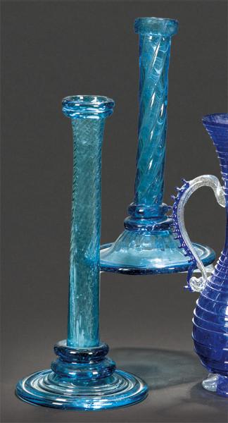  Dos candeleros de cristal mallorquín de Gordiola modelo Pilos esmaltados en azul.