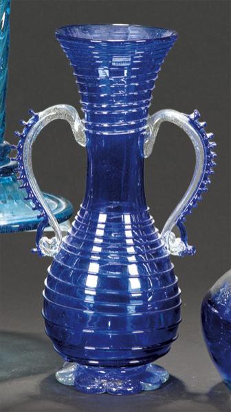  Jarra con dos asas de cristal mallorquín de Gordiola en azul cobalto