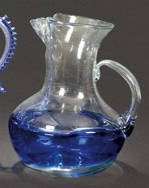  Jarra de cristal Mallorquín de Gordiola modelo Pireo, con banda central en azul cobalto.