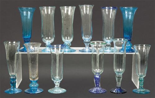 Doce copas de champán de cristal mallorquín de Gordiola, todas distintas en distintos tonos de azul.