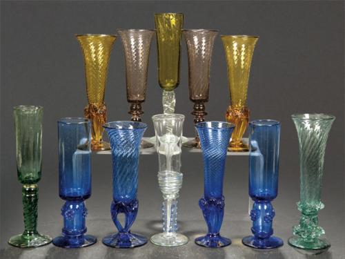 Doce copas de champán de cristal mallorquín de Gordiola de distintas formas y colores.