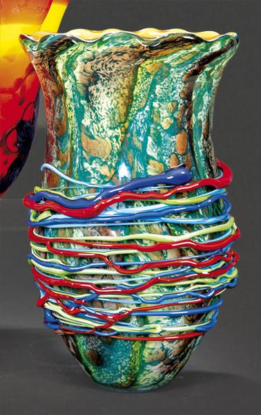  Jarrón de cristal de Murano con boca ondulada, en tonos verdes y ocres con inclusión de aventurina y cintas de colores aplicadas en torno al cuerpo.