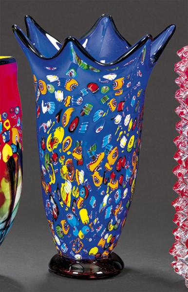 Jarrón de cristal de Murano con boca rematada en picos con fondo azul y decoración de "molti fiori".