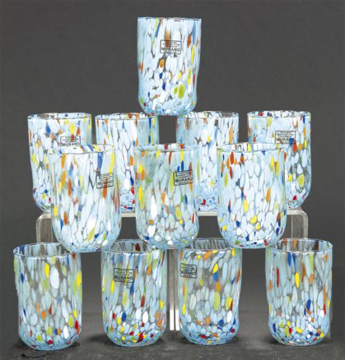 Juego de doce vasos de cristal realizados a la manera de Murano con manchas predominantes azules y de otros colores.