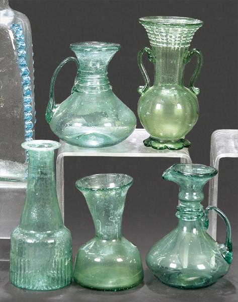 Cinco piezas de cristal mallorquín de Gordiola esmaltado en verde siguiendo modelos antiguos.